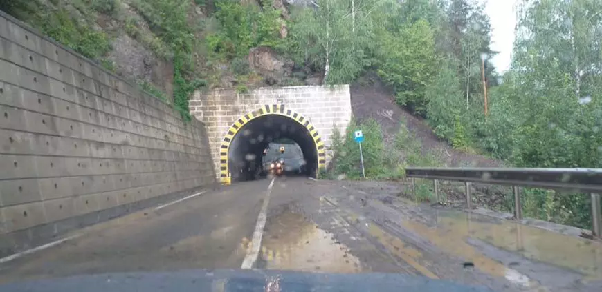 Urmările alertelor meteo de vijelii:  clădiri inundate și copaci doborâți de vânt. Unde a fost nevoie de intervenția pompierilor