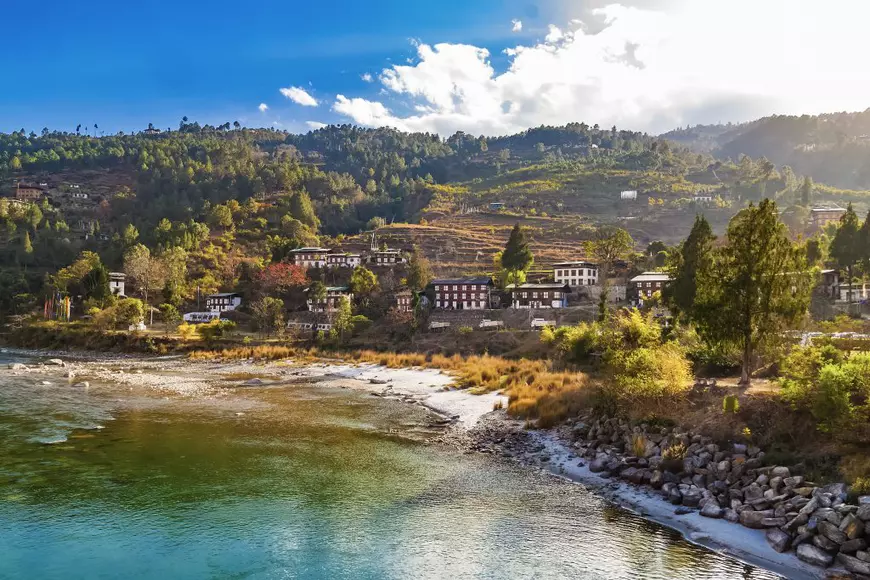 Bhutan își redeschide granițele pentru turiști, însă mărește taxele. Cât costă să vizitezi micul regat himalayan