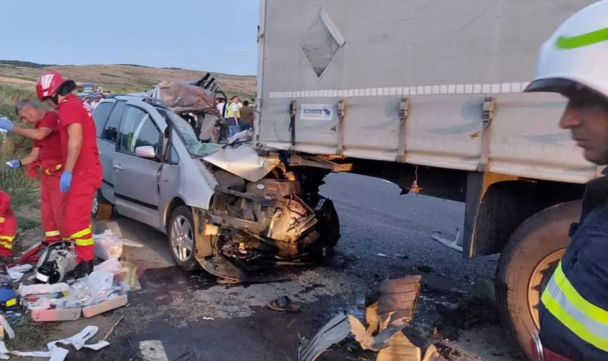 Bilanțul accidentului din Vaslui: doi copii și un tânăr au decedat. 12 persoane se aflau în mașina care s-a izbit într-un autocamion