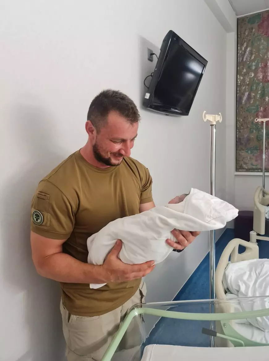 Marian Godină a devenit tată. Prima imagine cu micuța Maria. „Fetița noastră”