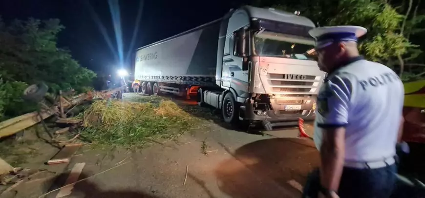 Bilanțul accidentului din Vaslui: doi copii și un tânăr au decedat. 12 persoane se aflau în mașina care s-a izbit într-un autocamion
