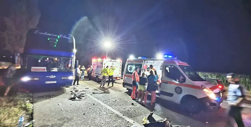 Autocar de Ucraina, lovit din spate de un TIR, în timp ce stătea pe loc, în Bacău. Două persoane au fost rănite