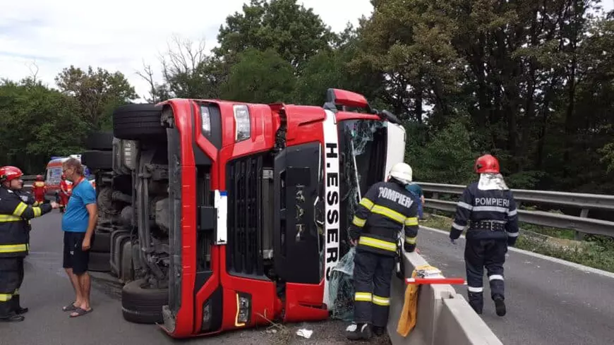 TIR încărcat cu panouri solare, răsturnat pe Dealul Negru. Intervenția pompierilor din Vâlcea