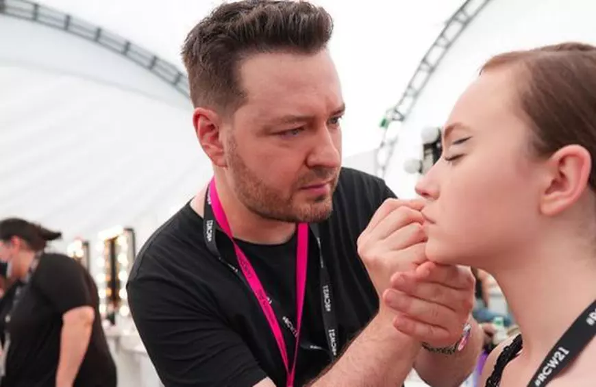 Ce spune Alexandru Abagiu, make-up artistul vedetelor, despre banii câștigați din meseria sa. „Nu am știut în viața mea ce înseamnă credit la bancă”