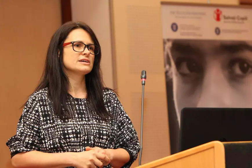 Sacrificiul neștiut al românilor care își cresc singuri copiii, în timp ce soțiile lor sunt la muncă în străinătate: „Nu mă pot uita când își face bagajele. Bărbat-bărbat, dar plâng mereu”