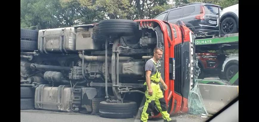 TIR încărcat cu panouri solare, răsturnat pe Dealul Negru. Intervenția pompierilor din Vâlcea