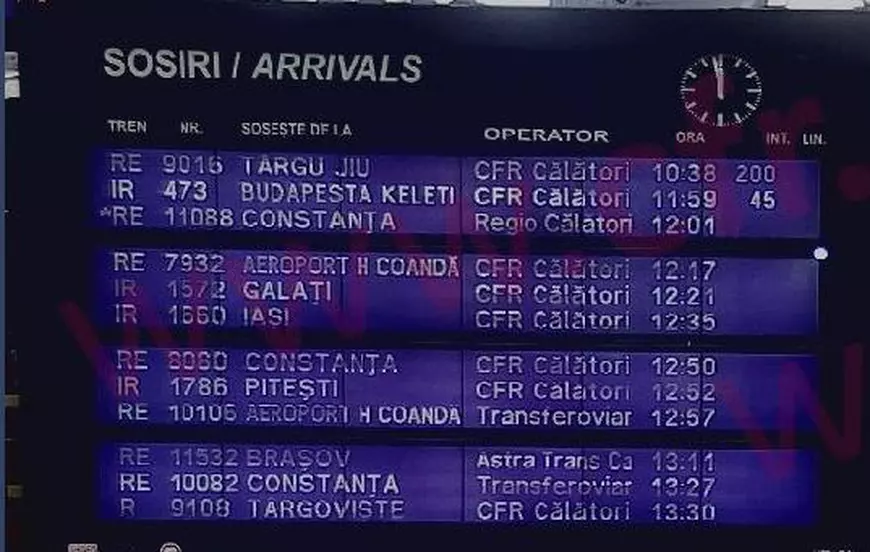 Un tren Târgu Jiu - București, blocat în câmp mai bine de trei ore. Călătorii au așteptat în caniculă pornirea lui