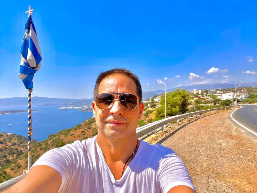 Reacțiile românilor după ce Dan Negru a spus despre litoralul din Grecia că „e un fel de adunătură de Eforie din anii ’90”: „Te plătește cineva să faci astfel de afirmații? Oare investitorii din Mamaia?”