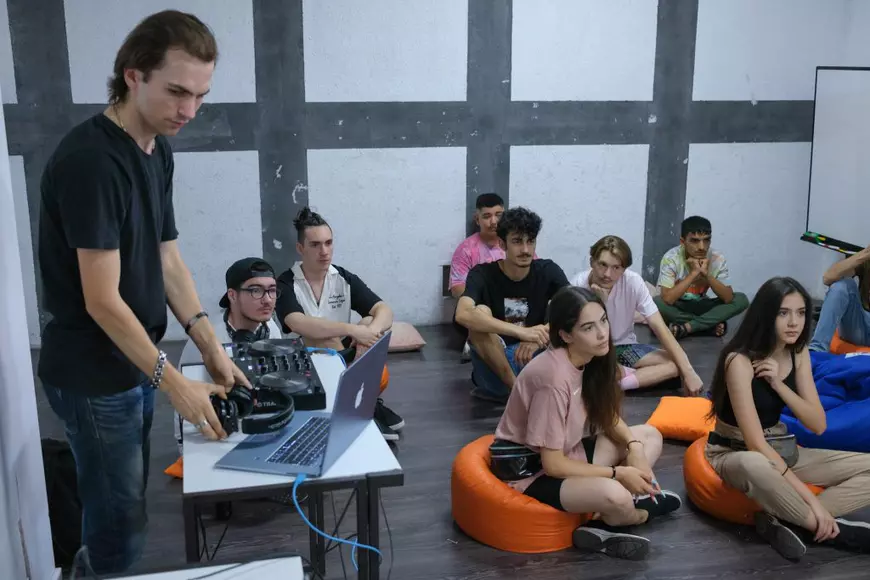 Miki (stânga, în picioare) e voluntar la Studiourile Ferentari. Spune că vrea să-i ajute pe copiii din cartier pentru că a învățat, cât a fost ajutor de preot, că trebuie să-și ajute aproapele