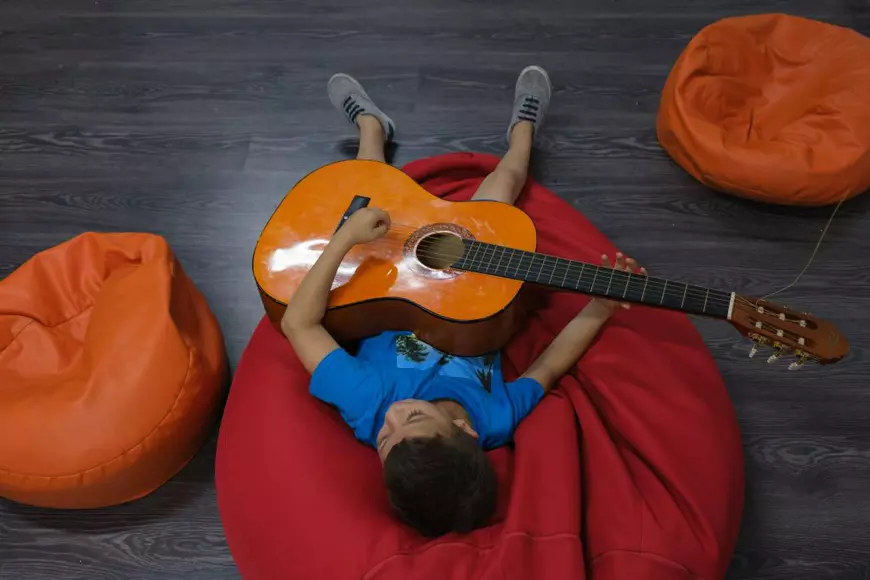 „Rar câștigăm noi în fața străzii. De cele mai multe ori, câștigă strada”. Studiourile Ferentari, locul în care cei mici primesc o șansă la copilărie