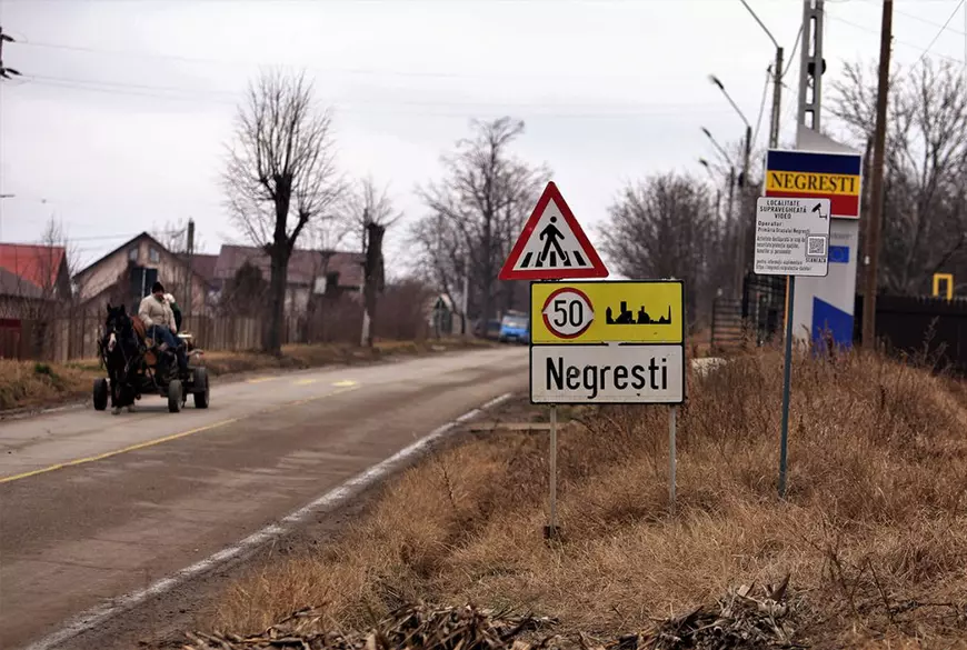 Sacrificiul neștiut al românilor care își cresc singuri copiii, în timp ce soțiile lor sunt la muncă în străinătate: „Nu mă pot uita când își face bagajele. Bărbat-bărbat, dar plâng mereu”