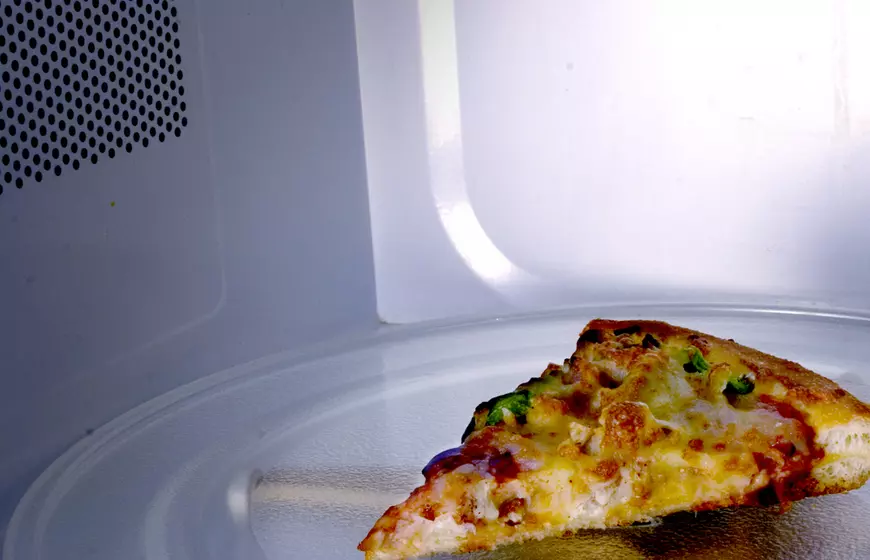 Method for reheating pizza in the microwave