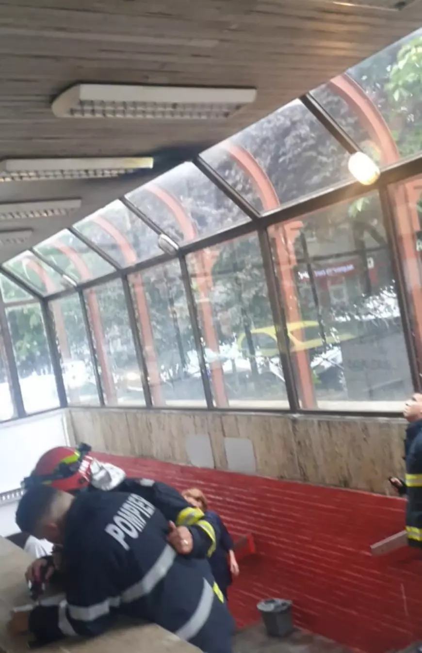 Pompierii, chemați la stația de metrou Piața Iancului, unde s-a simțit miros de fum
