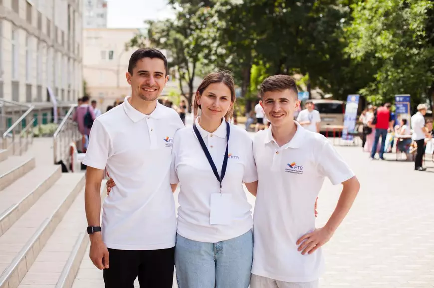 14.000 de tineri basarabeni studiază în România, un număr dublu de români pleacă la facultăți peste hotare. „Din om în om se transmite că ar fi studii de calitate”