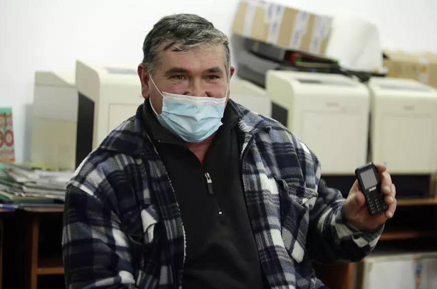 Sacrificiul neștiut al românilor care își cresc singuri copiii, în timp ce soțiile lor sunt la muncă în străinătate: „Nu mă pot uita când își face bagajele. Bărbat-bărbat, dar plâng mereu”