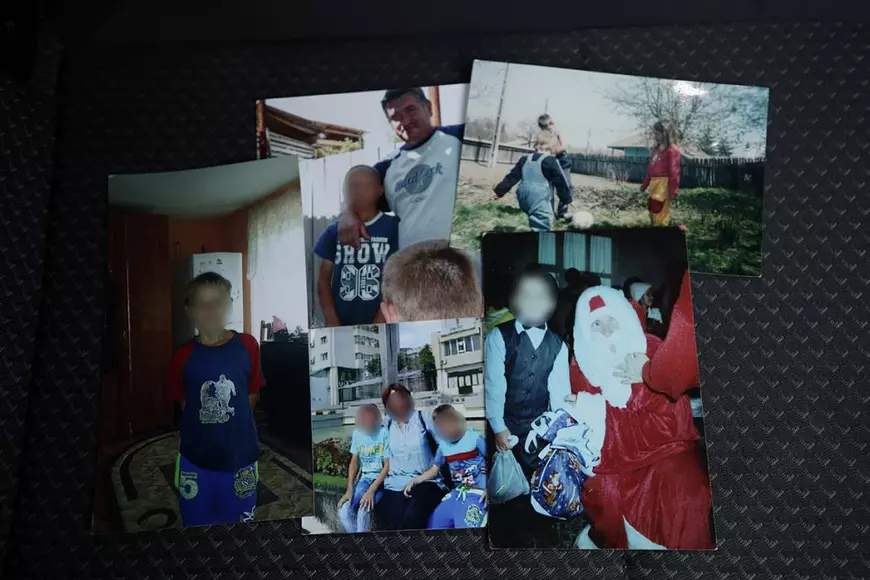 Sacrificiul neștiut al românilor care își cresc singuri copiii, în timp ce soțiile lor sunt la muncă în străinătate: „Nu mă pot uita când își face bagajele. Bărbat-bărbat, dar plâng mereu”