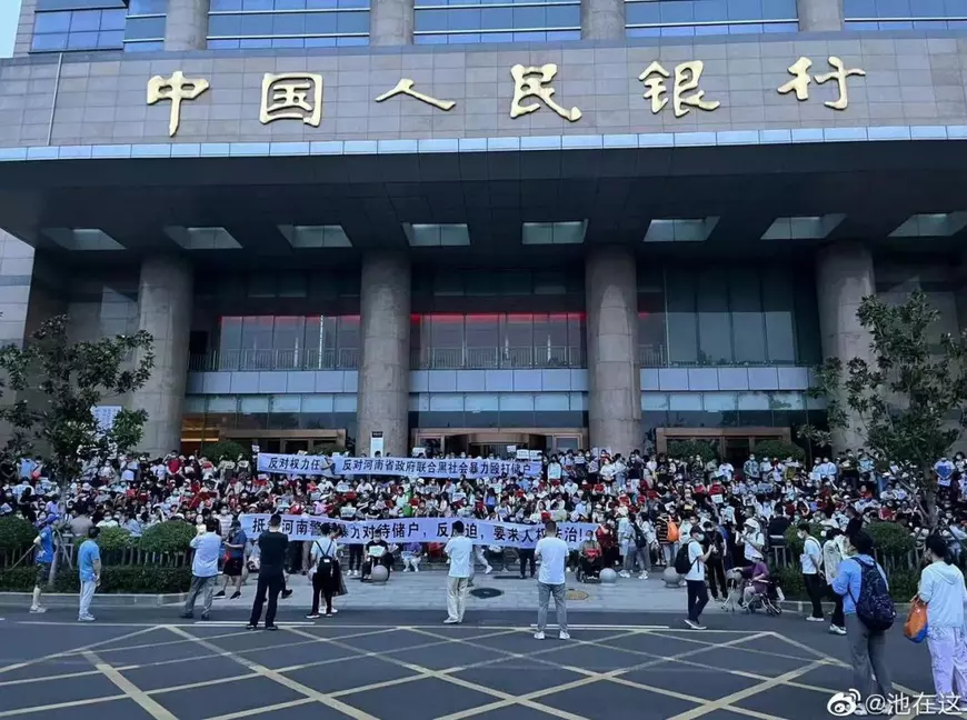 Bătaie în fața unei bănci din China, unde oamenii au mers să protesteze că nu își pot retrage banii din conturi | VIDEO