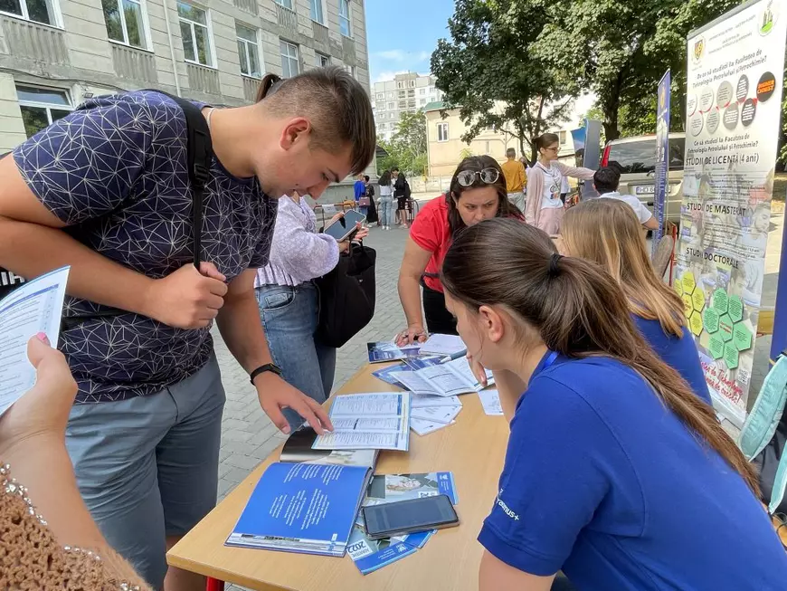 14.000 de tineri basarabeni studiază în România, un număr dublu de români pleacă la facultăți peste hotare. „Din om în om se transmite că ar fi studii de calitate”