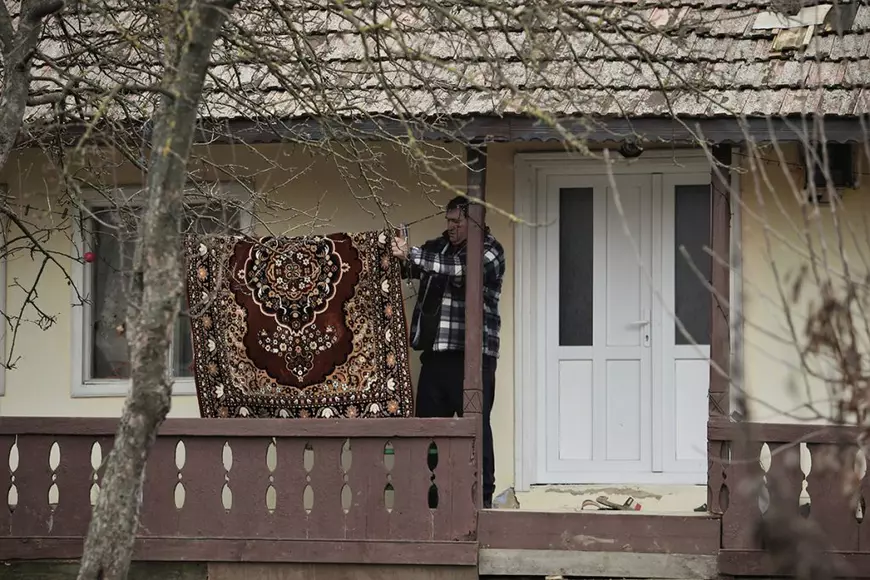 Sacrificiul neștiut al românilor care își cresc singuri copiii, în timp ce soțiile lor sunt la muncă în străinătate: „Nu mă pot uita când își face bagajele. Bărbat-bărbat, dar plâng mereu”