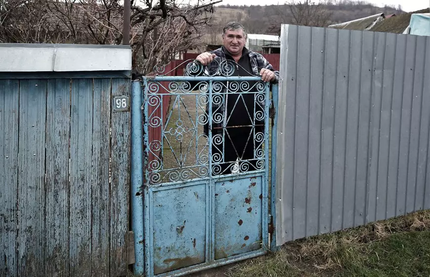 Sacrificiul neștiut al românilor care își cresc singuri copiii, în timp ce soțiile lor sunt la muncă în străinătate: „Nu mă pot uita când își face bagajele. Bărbat-bărbat, dar plâng mereu”