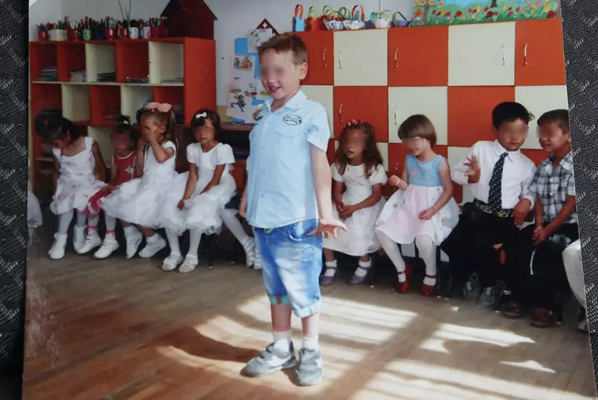 Sacrificiul neștiut al românilor care își cresc singuri copiii, în timp ce soțiile lor sunt la muncă în străinătate: „Nu mă pot uita când își face bagajele. Bărbat-bărbat, dar plâng mereu”