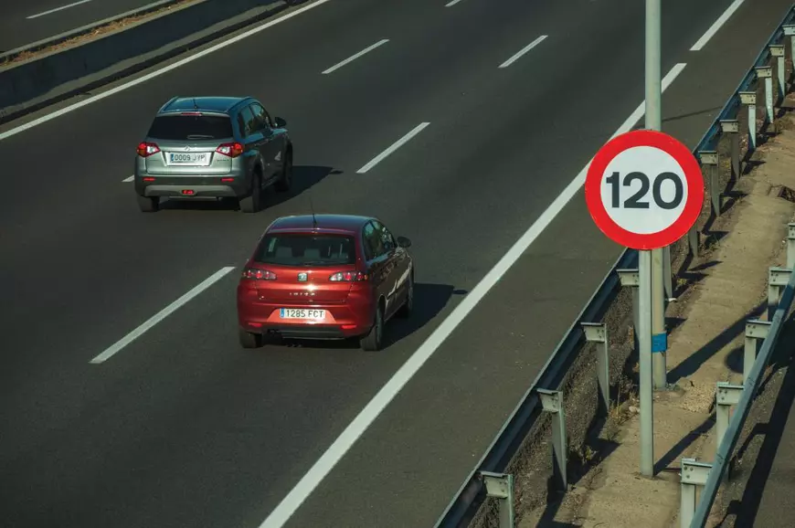 Codul Rutier 2022 – care sunt noile limite de viteză și ce sancțiuni riști dacă le încalci - două maşini rulând pe un drum cu două benzi pe stens, a cărui limită de viteză este de 120 km/h