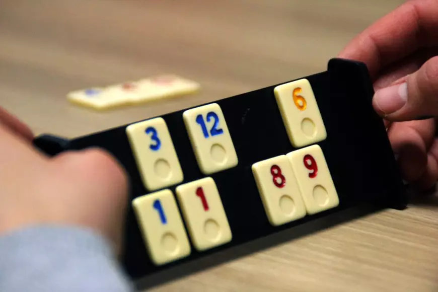 Cum se joacă remi – reguli de bază și sfaturi utile pentru jucători - Tablă cu şapte piese de remi.