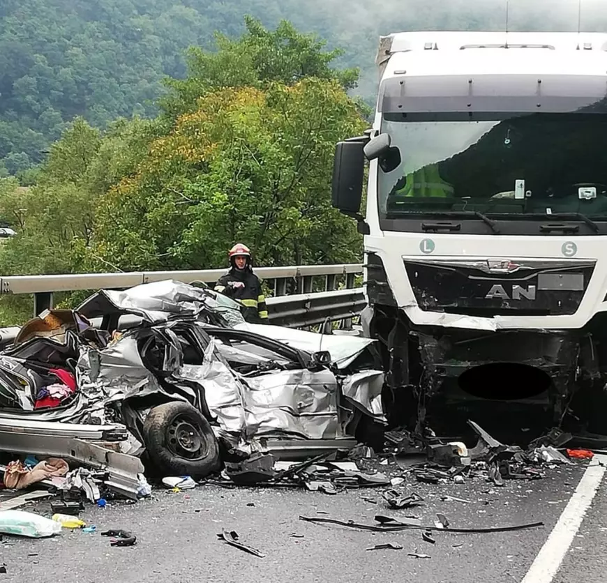 „Am văzut oameni care mergeau pe stradă și plângeau”. După moartea unui cuplu și a bebelușului lor într-un accident pe Valea Oltului, o comună e în stare de șoc