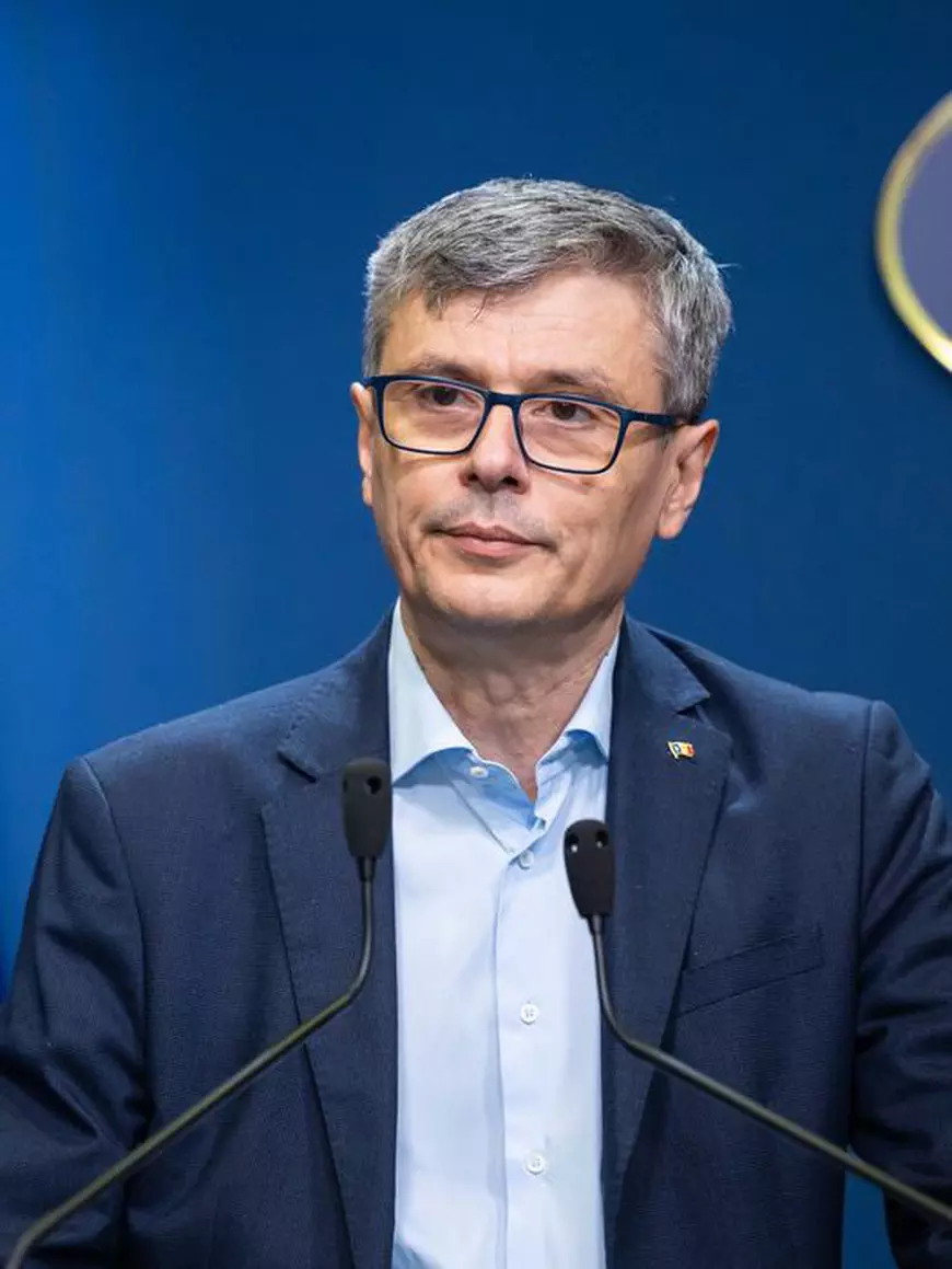 Economie la curent, doar în declarații. Instituțiile publice din România sunt luminate ca la festival