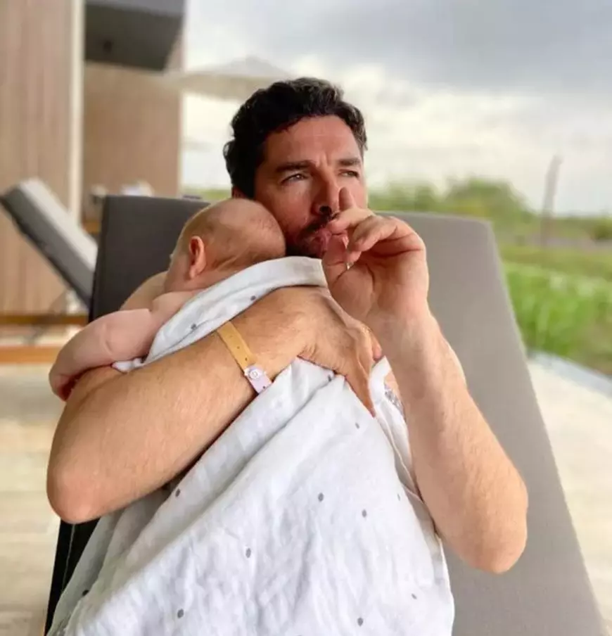 Alex Dima, imagine adorabilă cu bebelușul lui din vacanță. „Un fel de concediu, cu vreo 4-5 treziri pe noapte”
