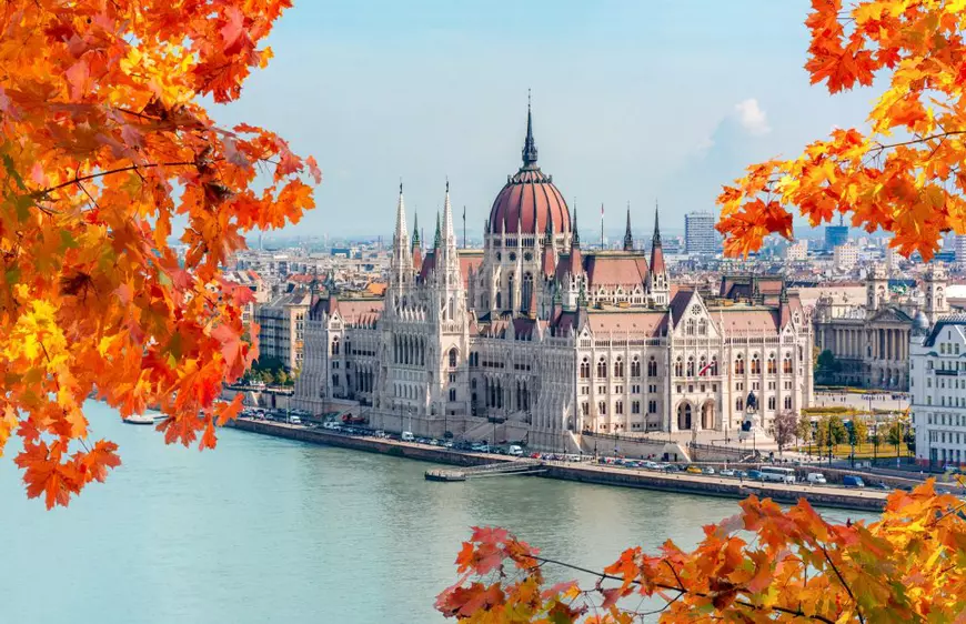 Clădirea Parlamentului di Budapesta si Bijuteriile Coroanei
