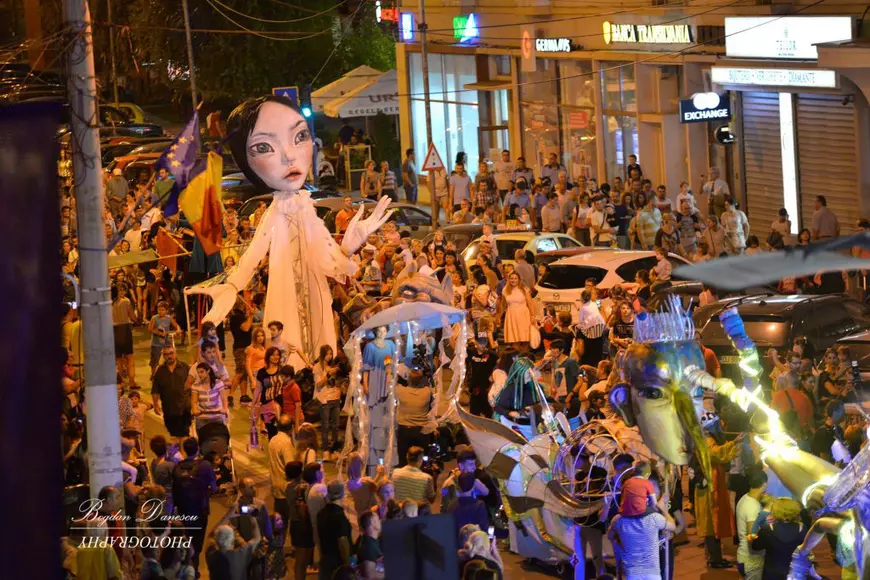 Între 25 august și 1 septembrie Craiova devine capitala păpușilor gigant la Festivalul Puppets Occupy Street