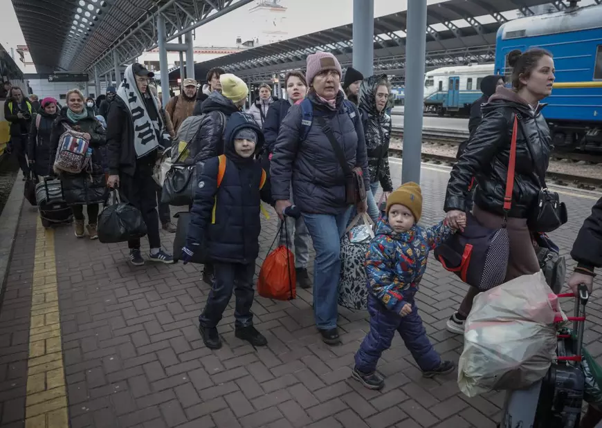 „Țara în care se fură copii de pe stradă”. Ce știau refugiații ucraineni despre români și România înainte de război și ce spun acum