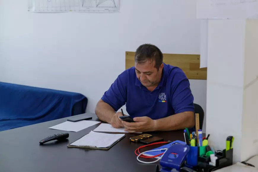 Unul dintre angajații centrului de comandă face un exercițiu de alarmare în caz de grindină cu oamenii care pregătesc rachetele în punctele de lansare