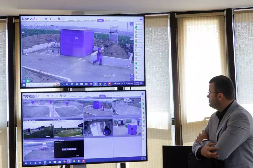 Prin camerele de supraveghere vedem cum sunt instalate rachetele antigrindină în lansatoare