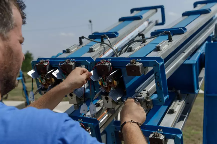 Când se dă prealarma, cei doi angajați din punctul de lansare pregătesc rachetele: le pun în lansatoare și le acoperă cu o prelată. Apoi așteaptă alarma.