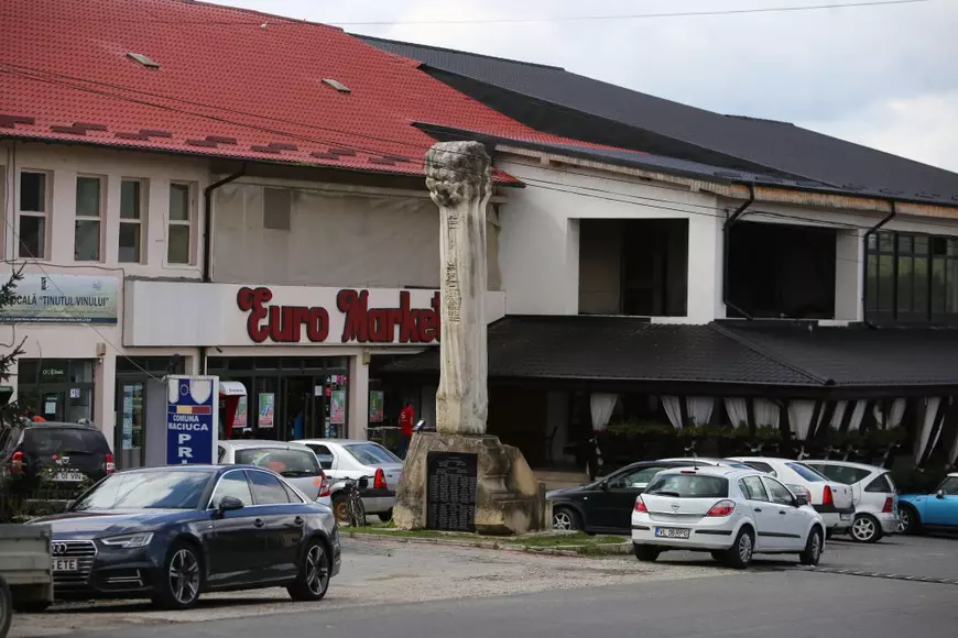 REPORTAJ. Viața oamenilor din comuna Măciuca, înainte de nunta lui George Simion: brățări doar cu buletinul și cozi la banii de recoltă. „E ca un bâlci care vine la noi, ceva de văzut!”