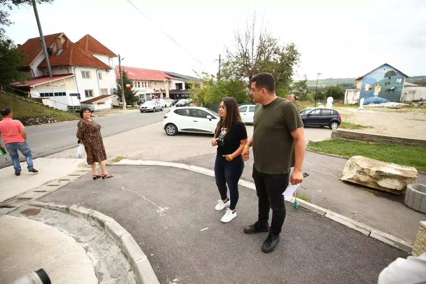 REPORTAJ. Viața oamenilor din comuna Măciuca, înainte de nunta lui George Simion: brățări doar cu buletinul și cozi la banii de recoltă. „E ca un bâlci care vine la noi, ceva de văzut!”