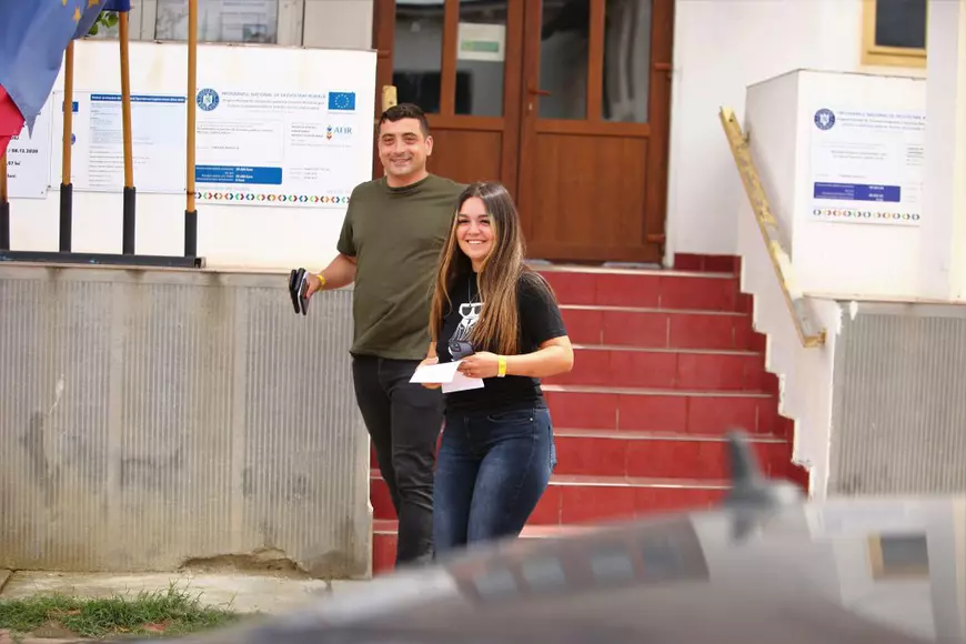 REPORTAJ. Viața oamenilor din comuna Măciuca, înainte de nunta lui George Simion: brățări doar cu buletinul și cozi la banii de recoltă. „E ca un bâlci care vine la noi, ceva de văzut!”