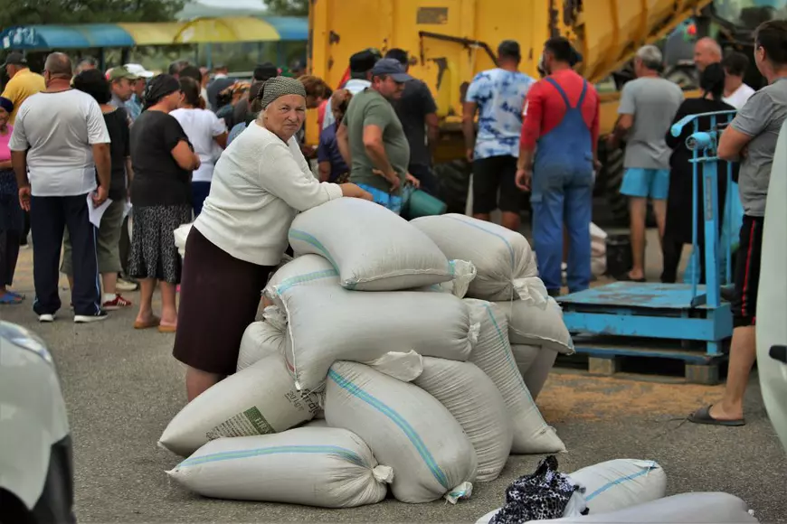 REPORTAJ. Viața oamenilor din comuna Măciuca, înainte de nunta lui George Simion: brățări doar cu buletinul și cozi la banii de recoltă. „E ca un bâlci care vine la noi, ceva de văzut!”