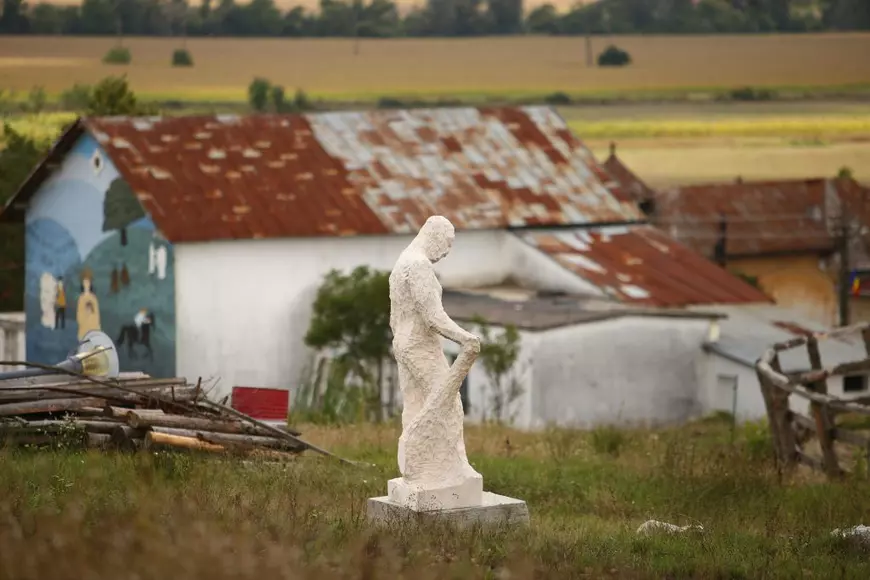 REPORTAJ. Viața oamenilor din comuna Măciuca, înainte de nunta lui George Simion: brățări doar cu buletinul și cozi la banii de recoltă. „E ca un bâlci care vine la noi, ceva de văzut!”