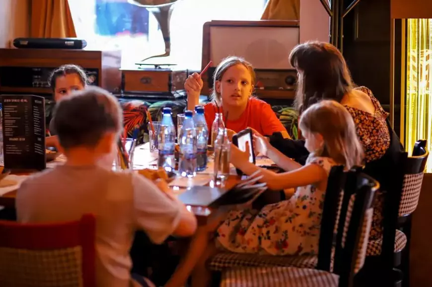 O ucraineancă stabilită de 12 ani în România ajută refugiații de război. Ce spune despre nevoile lor reale