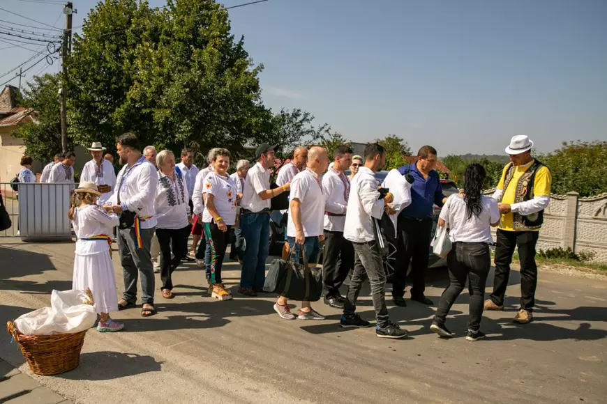 O mireasă și două nunți. Cum a petrecut poporul în vale, iar ceilalți invitați, în deal, la căsătoria „domnului AUR”, George Simion