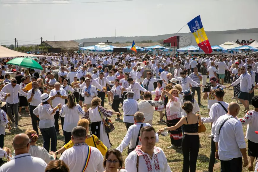 O mireasă și două nunți. Cum a petrecut poporul în vale, iar ceilalți invitați, în deal, la căsătoria „domnului AUR”, George Simion