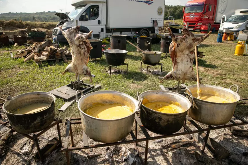 O mireasă și două nunți. Cum a petrecut poporul în vale, iar ceilalți invitați, în deal, la căsătoria „domnului AUR”, George Simion