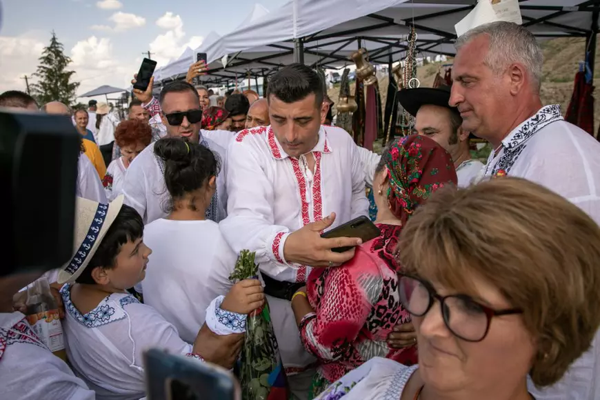 O mireasă și două nunți. Cum a petrecut poporul în vale, iar ceilalți invitați, în deal, la căsătoria „domnului AUR”, George Simion