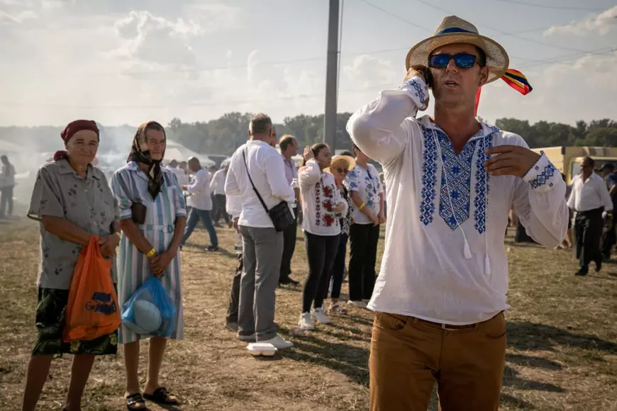 O mireasă și două nunți. Cum a petrecut poporul în vale, iar ceilalți invitați, în deal, la căsătoria „domnului AUR”, George Simion