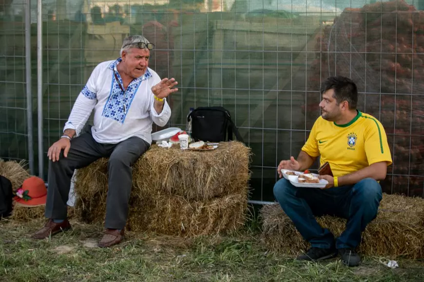 O mireasă și două nunți. Cum a petrecut poporul în vale, iar ceilalți invitați, în deal, la căsătoria „domnului AUR”, George Simion