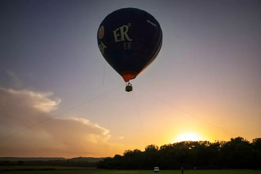 O mireasă și două nunți. Cum a petrecut poporul în vale, iar ceilalți invitați, în deal, la căsătoria „domnului AUR”, George Simion