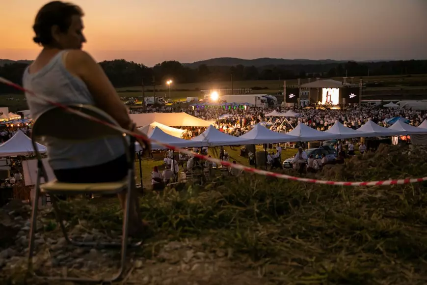 O mireasă și două nunți. Cum a petrecut poporul în vale, iar ceilalți invitați, în deal, la căsătoria „domnului AUR”, George Simion